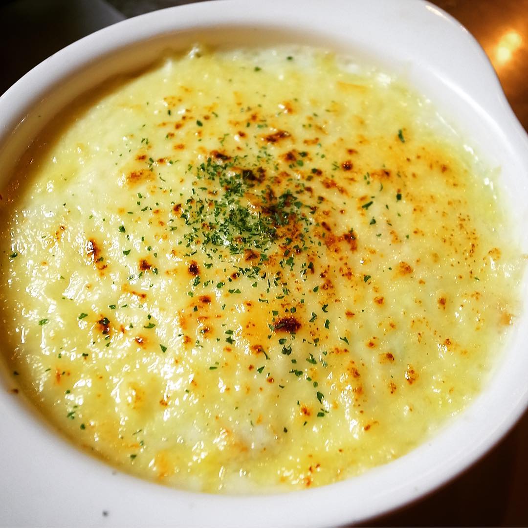 ハイハイ、今週のとっておきメニューは「里芋と長ねぎのミートソースグラタン」！焼き上がりはこんなかんじで、いや具は全然見えないんだけれど（苦笑）、昨夜もあつあつ大人気！今夜もぜひぜひご注文下さいな！（お）