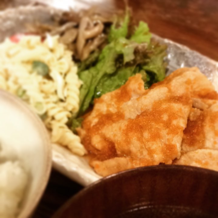 お久しぶりの「豚肉の香味焼き」です。今日はキッチンスタッフ・トミーさんも香味焼きを。2人で美味しさを堪能しました。最後に残ったタレをご飯にかけて満足な食後です…。