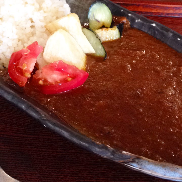 今日のまかないは「チキンカレー」です。
カレーは私の大好物ベスト3に入ります。
やっぱりお店で食べるカレーはおいしいですよね。なので私は家でカレーを作っても食べないんです。お店のカレーが好きなので…(い)