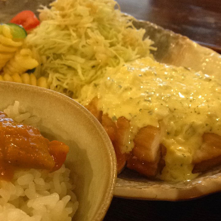 今日のまかないは「甘酢チキンタルタルソース定食」です。あるだけランチの「スリランカ風カボチャカレー」をごはんにチョイがけしました。カボチャが甘くてスパイスがきいて家では絶対真似できない。ごちそうさまでした。(い)