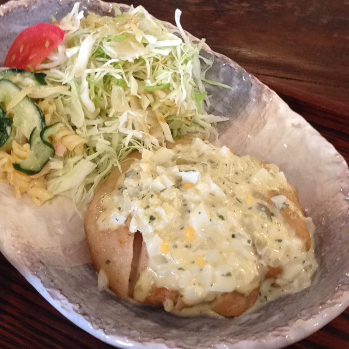 今日のまかないは「甘酢チキンタルタルソース定食」です。昨日、トミーちゃんがタルタルソースを作ってるのを見てたので昨日から甘酢チキン狙ってました。(い)