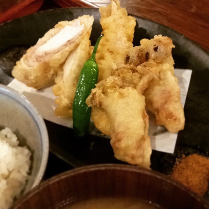 今日のまかないは「長芋ときのこの豚巻き揚げ」です。残念ながら揚げ物がきつくなってくる年頃にさしかかってます…が、手前味噌ながらリトスタのまかないは美味しいんですね。揚げ物が続いても美味しく食べられます。揚げ方なんですね。(うめ)