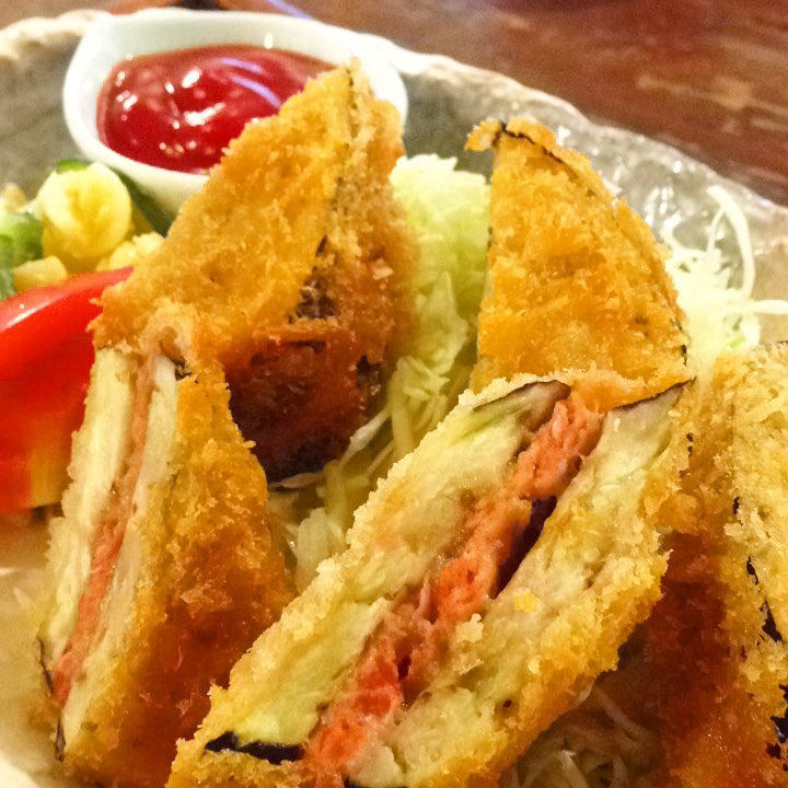 今日のまかないは「茄子のサンドフライ定食」です。そのまま食べてサンドフライ、茄子がズレてお肉だけになるとメンチみたい。二度おいしいと思うのは私だけでしょうか？(い)