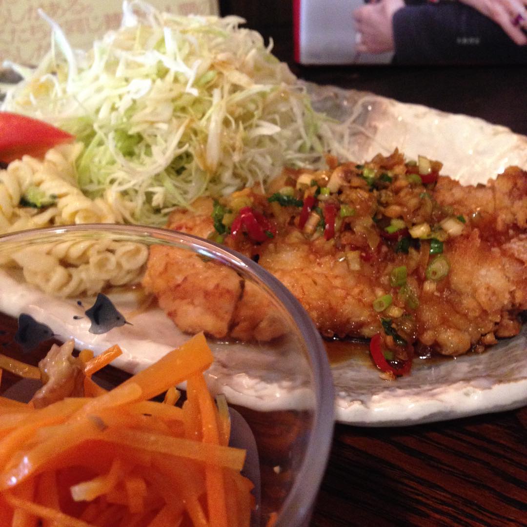 今日は、お客様が少なかったので早上がりしました。みんなより先にまかないいただきました。「鶏のから揚げ 中華香味だれ定食」です。にんじんのマリネをオマケしてもらいました。まだまだランチ間に合いますよ〜。お待ちしております。(い)