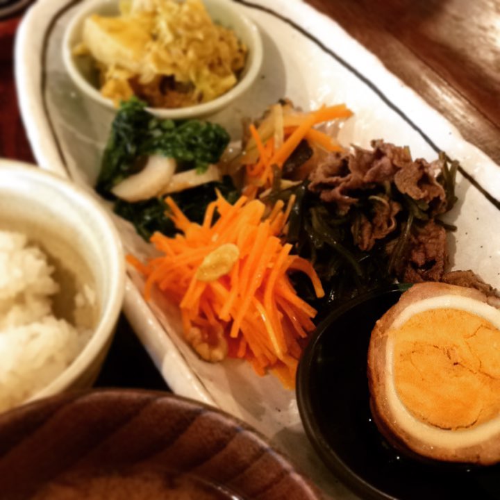 今日の日替りはエビフライ、予想してた通り売り切れ、みなさんありがとうございました。なのでまかないは「ちょこもり」です。豚巻き卵の八角の香りが素敵でした…。(うめ)