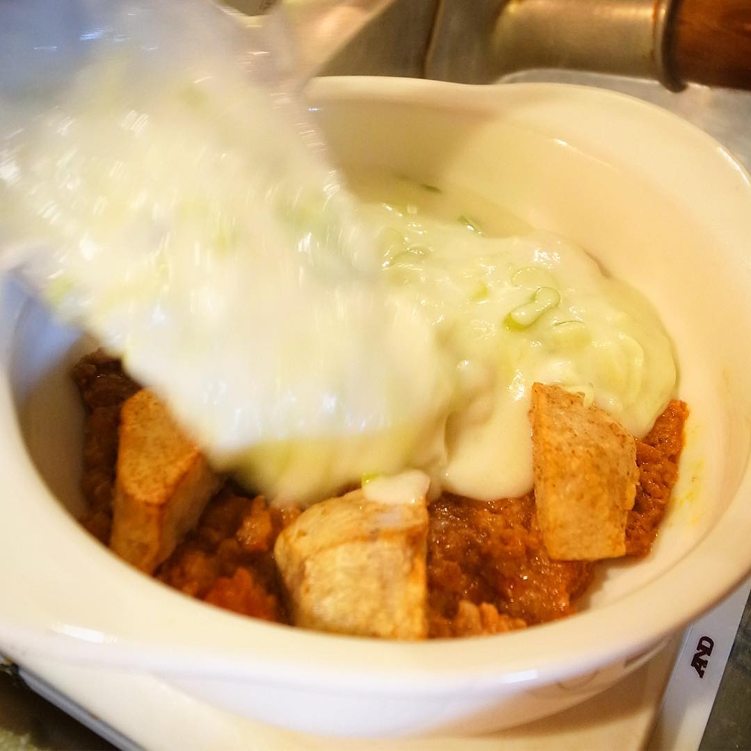 お皿の底にはミートソース！里芋は一度お醤油を絡めてさっくり揚げしたものを、さらに上から長ねぎの入ったホワイトソースをとろりとかけ入れたら、あとはチーズを乗っけてこんがり焼きますあつあつグラタン！ご来店&ご注文お待ちしておりますっ！（お）