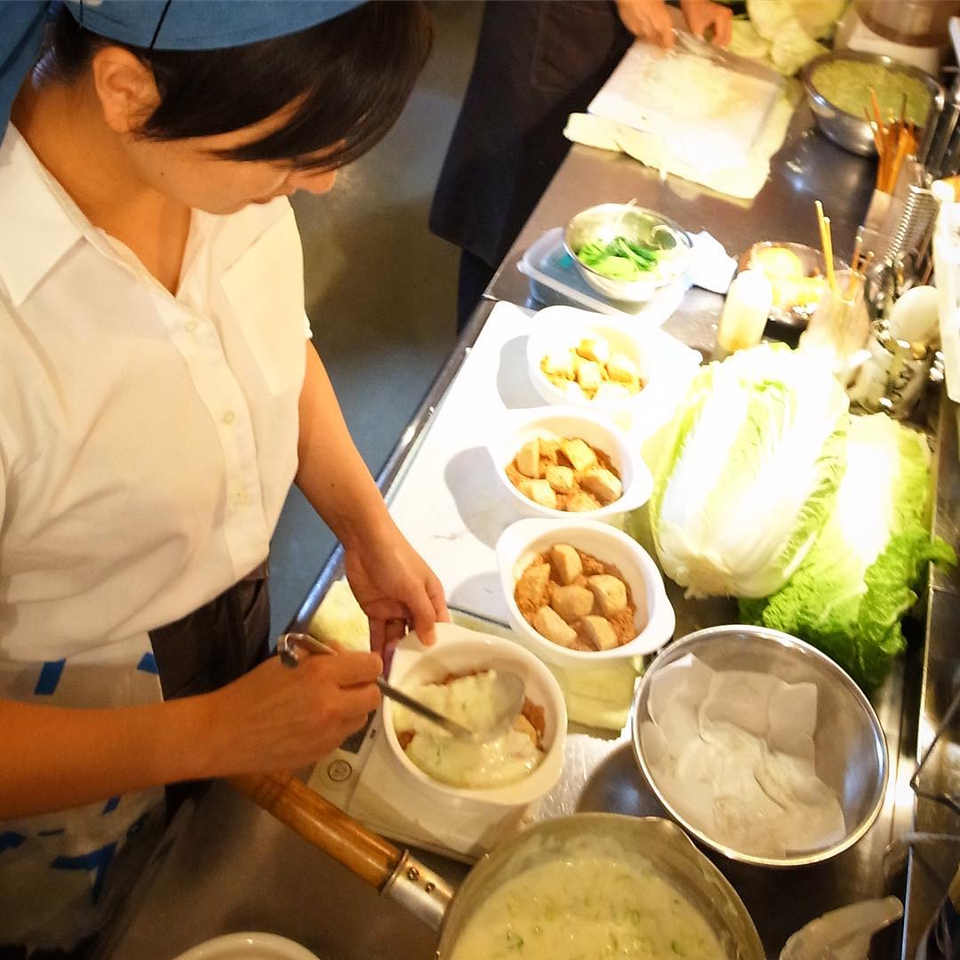 今週のとっておきメニューはこの秋初登場のグラタン！「里芋と長ねぎのミートソースグラタン」！店長ミヤザキとろりとホワイトソースを入れて支度中（お）