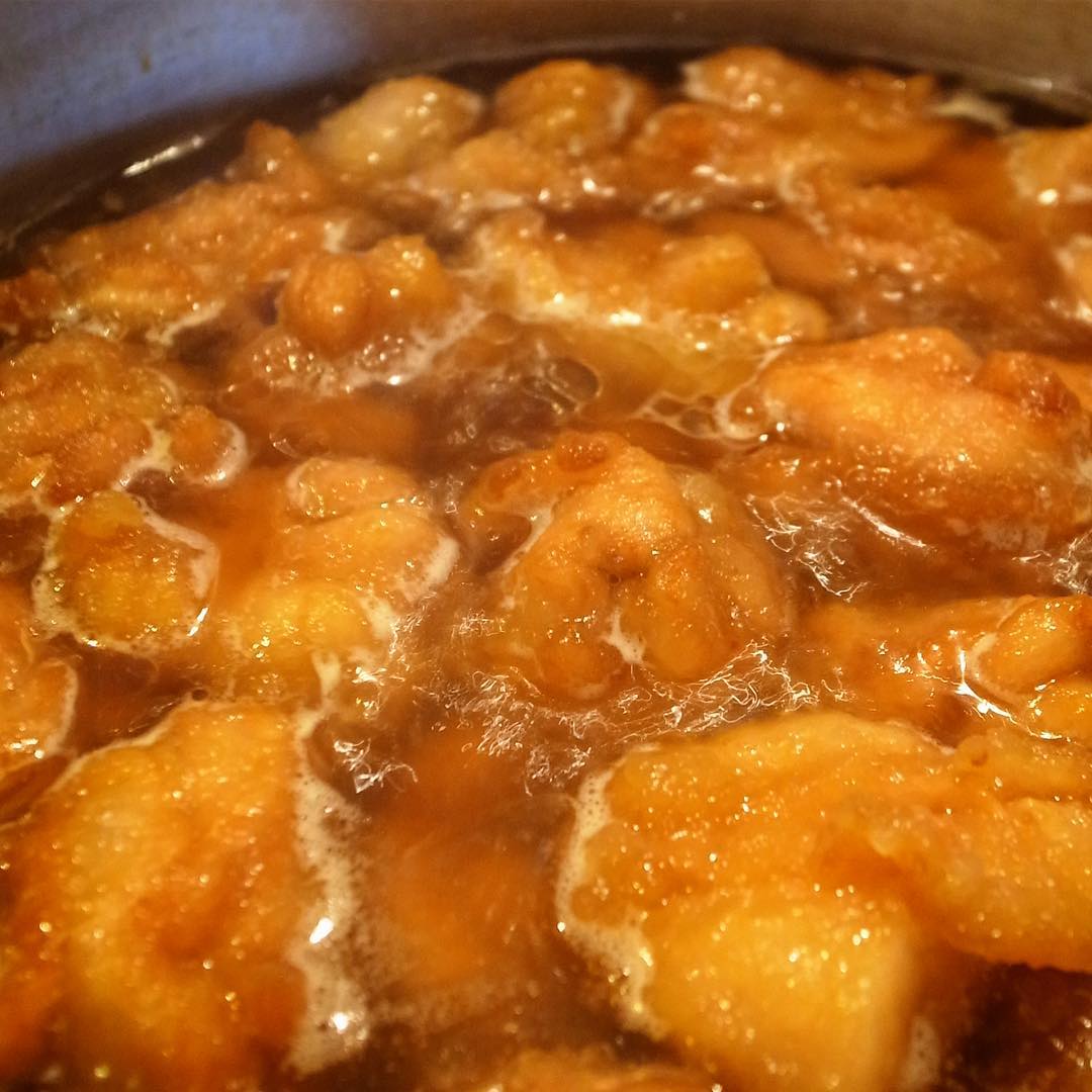 雨の土曜日、今夜のあったか煮ものは「揚げ里芋と鶏肉のおろし煮」！さっくり揚げて旨味をとじこめた里芋にこうやって先に下味つけた鶏肉の旨味…大根おろしの入ったあったかだし汁でさっくり煮付けたおろし煮！おススメですよ〜！（お）