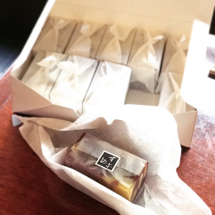 お客様からいただきました、栗蒸しようかん。
開けた瞬間の整然とした佇まい。包まれ方の美しさ、、、うわぁ！と盛り上がりました。
大人な差し入れ、勉強になります！
ありがとうございました。
(うめ)