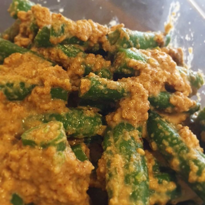 インゲンじゃないみたい！
とは、キッチンスタッフナベさんの感想。曰く「インゲンには失礼かも知れないけど、インゲンじゃない瑞々しい野菜を食べてるみたい！」と。大家さんであるヒロヤショップさんに出はじめた、八ヶ岳山麓清里高原のどじょういんげん。美味しそう…と手に取ると、大家さんも奥さんも「それは何にしたって美味いよ！」と口々に。それでさっそく胡麻和えにしてみたら、たしかに肉厚なのに瑞々しい美味しさ！地味だけど確実に美味しくて体に良いもの食べてる感があります。ぜひ、ごはんのお供に、酒の肴に〜〜（麻）