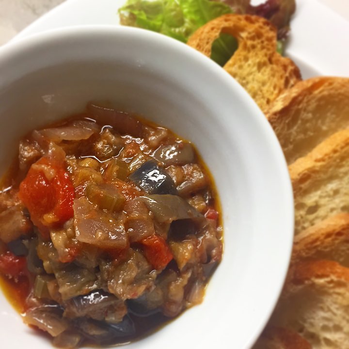 ラタトゥイユ、お好きですか？
わたしは好きなんですけど、メニューでお出ししてもあまり注文されないんです。と、気づくと今うちのメニューって和食中心の季節で、存在が浮いちゃうみたいですね。でもせっかく作ったので今週はしつこく出していきますよ。
湯むきしたトマト、下揚げした茄子、黒焼きにして皮をむいたパプリカ、それぞれ別に炒めてから合わせる玉ねぎ、セロリ。下ごしらえのひと手間が美味しく馴染んだラタトゥイユになるわけです。
メルバトーストは、焼いたバケットにニンニクをすりつけたもの。ワインはもちろんビールにも、軽めの日本酒でも良いと思います。
ブロッコリーと自家製ツナと半熟たまごのサラダから、レバーペースト、そしてラタトゥイユなんて流れでいかがでしょう。（麻）