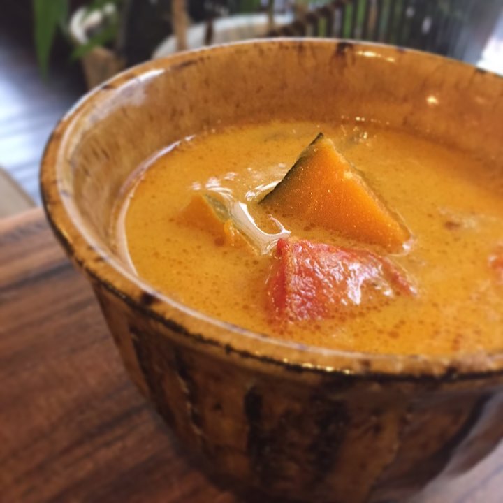 リトスタ的ほんのりハロウィン！
私が小さい頃はハロウィンなんてイベントなかったよ！という店長のお店ですので、あまりハロウィンらしいことはしていないのですが、せめてかぼちゃメニューでも出してみようかと、明日のランチでまさかの「かぼちゃのスリランカ風カレー」をお出しします。もしかしたら夜も出るかもしれません。かぼちゃの甘みとスパイスの組み合わせが新鮮に美味しいです。モルディブフィッシュが入っているのがスリランカのカレーの一つの特徴なのだそうですが、そこは鰹節でいかせていただいております。（麻）