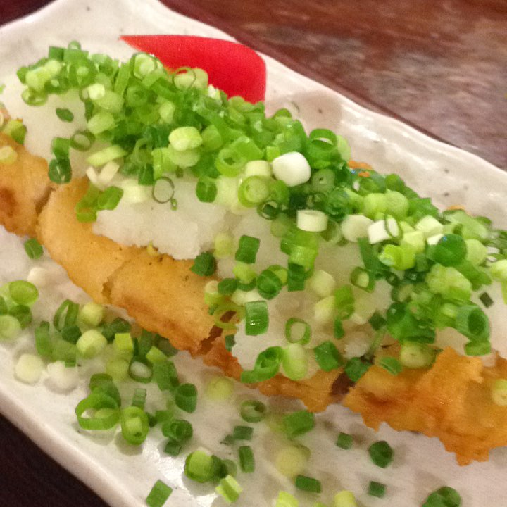 今日のまかないは「ねぎとん定食」です。
今日も雨ですね…私は昨日自転車用のポンチョを買いました。前カゴが濡れないヤツです。どうしても着てみたくて今日は自転車で来ました。顔だけビショビショです。試す日を間違えました。
明日は雨があがりそうですね。たまった洗濯物をやっつけます。