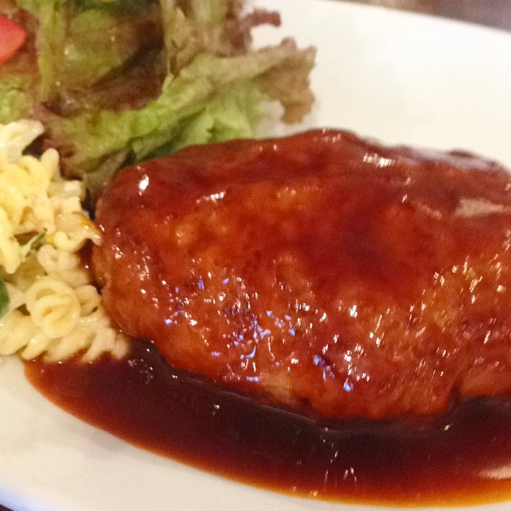 今日のまかないは「ハンバーグ定食」です。
自分は美味しいハンバーグを食べましたが…ウチの子供達のお弁当のハンバーグ。ひき肉の量に対し玉ねぎ多すぎの失敗作を入れさせてもらいました。お詫びに今度リトスタのハンバーグ定食ご馳走しようかな。(い)