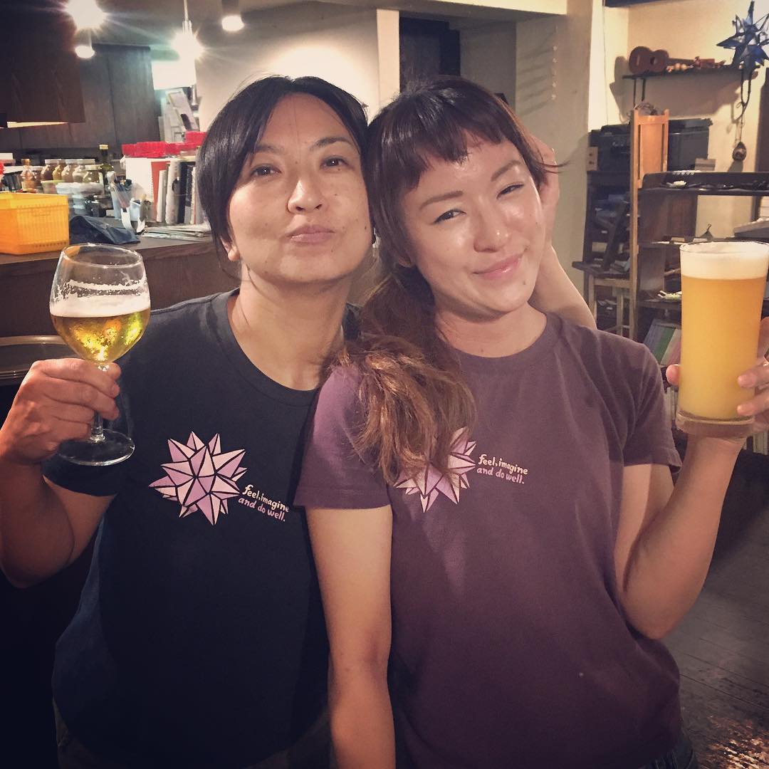 日曜深夜は元スタッフののだみさんご夫婦…当店卒業から2年半、いよいよ今月半ばにお店をオープンさせることになりました！と、あれこれ話もしつつ、なにげに今日の二人は当店7周年のTシャツおそろだね〜と（笑）このあと終電を逃しすっかり始発コースの深酒でありましたとさ（苦笑）（お）