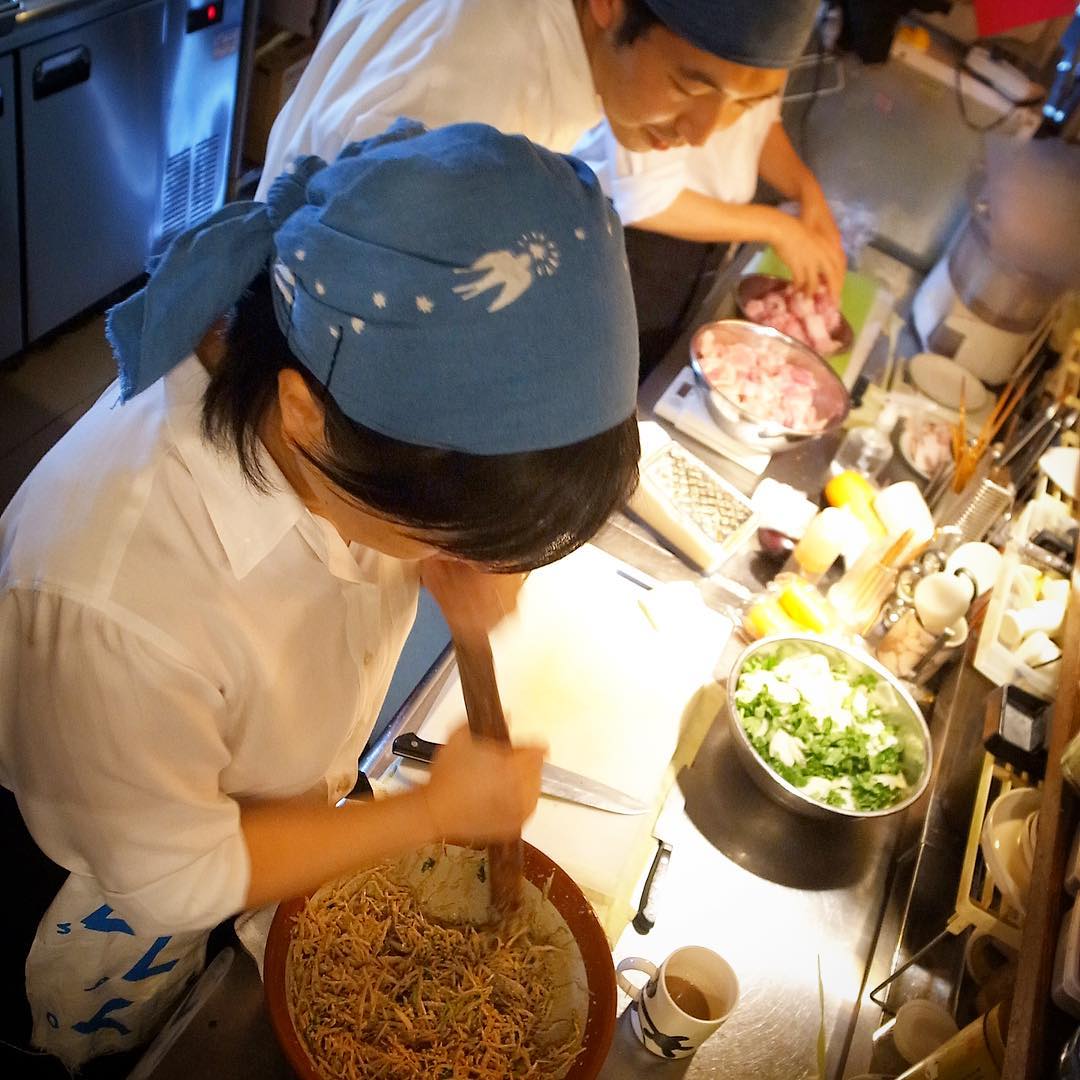 ざくざくごぼうはすり鉢でごまあえ仕込み中の店長ミヤザキとおいしそうだなぁ〜とそれを覗き込むキッチンスタッフはナベさん（笑）（お）