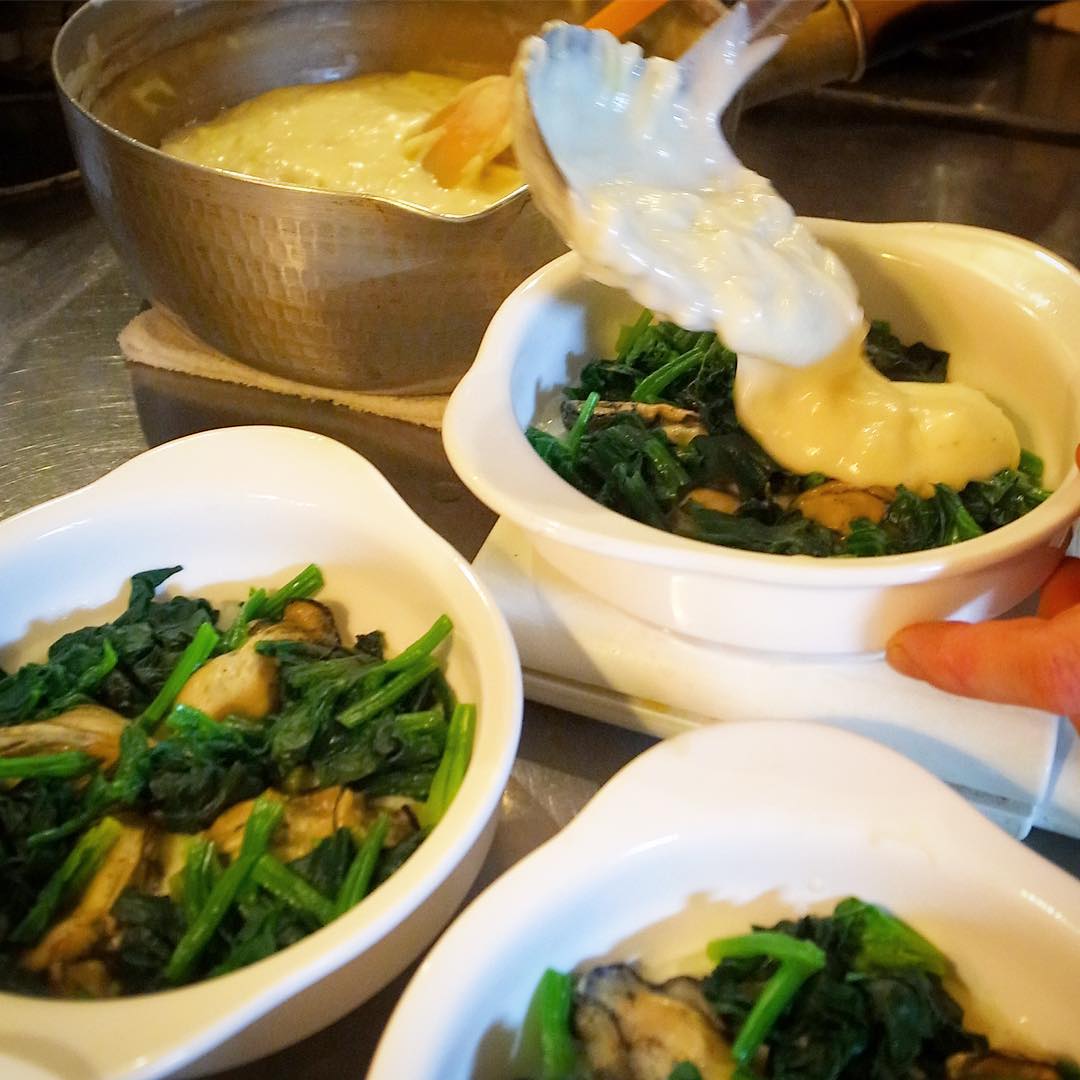 さてと定休日明けの火曜日！今週のとっておきメニューは「牡蠣とほうれんそうのグラタン」！…店長ミヤザキ、やさしいお味は自家製のホワイトソースをとろりと掛け入れているところであります！ぜひ今週お見逃しなく！（お）