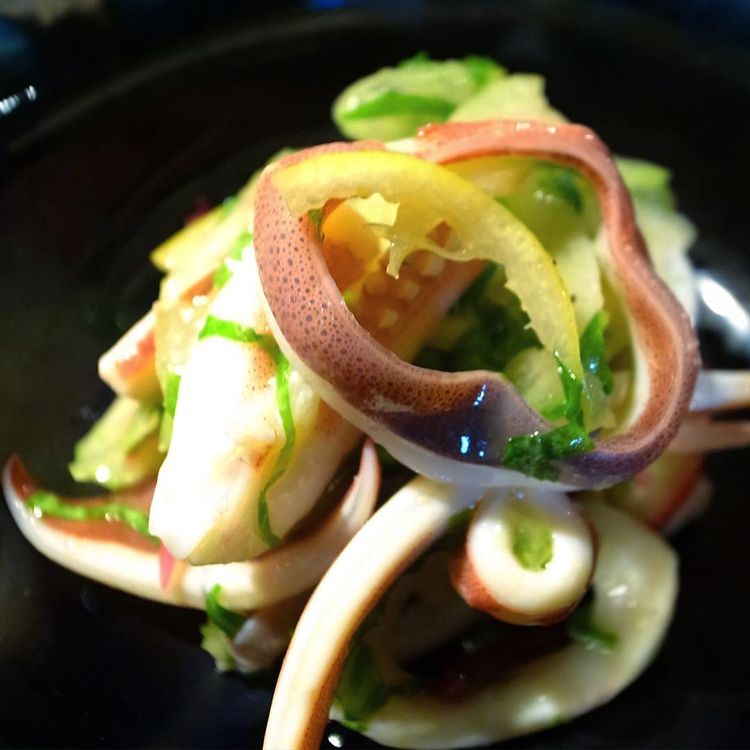 さてと今夜のさっぱり前菜は「イカとかぼす、セロリのマリネ」！去年からどうにもイカが不漁らしくて、なかなかいいイカが手に入りにくいんですけど、先日お客さんにいただいた立派なかぼすはやっぱりマリネがイイネ！と、自然な柑橘の酸味に香味野菜はセロリのの独特な香りもアクセント！さわやかな秋の夜にはうってつけの前菜ですよ！ぜひ！（お）