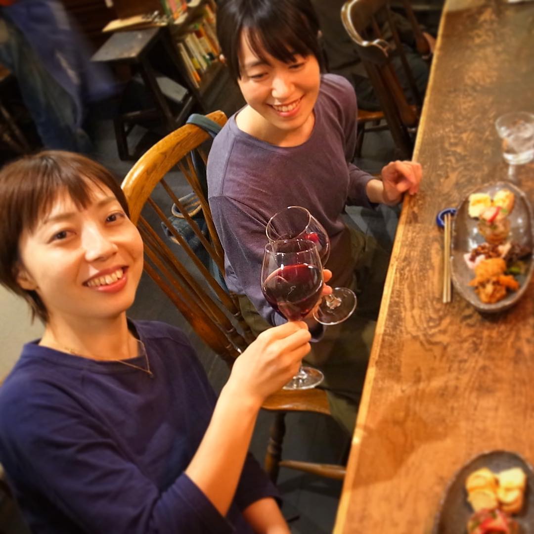 あー、先週末は当店ボジョレー祭りは最終日の日曜日、早番のぬまっちとトミーさん、仕事上がりはボジョレーで乾杯！（笑）もちろんつまみは「ボジョレーちょこもり」に食後のデザートは「アップルパイ・アイスクリーム添え」までフルコース！ガールズトークが盛り上がるかと思いきや、くいしん坊話がサクレツしたそう（笑）。ボジョレーも完全完売！ワタクシどもにはちっとも残らなかったけど、ホントに楽しい週末でした！ありがとう！また明日からもよろしくお願いしますね〜！（お）