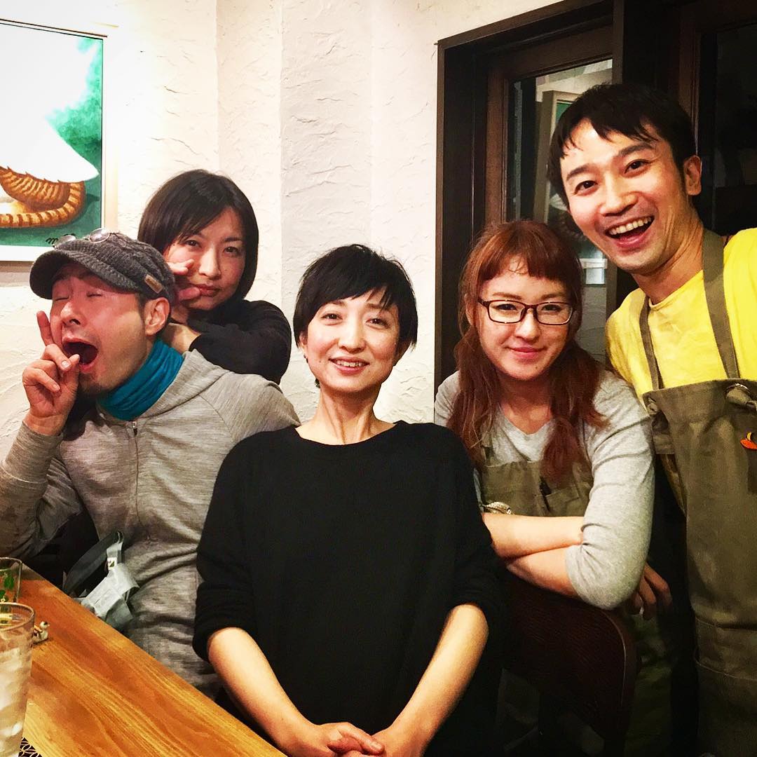 昨日定休日はマンヲジシテ先月オープンは元キッチンスタッフのだみちゃんご夫妻のお店は「コノコネコノコ」に元ホールスタッフのきめちゃんとお邪魔して来ました！いや、開店からまだひと月にもかかわらず、てきぱきいいリズムでお客さんもご来店、楽しいおしゃべりにごはんにお酒！いや、絶対に終電で帰る！と思ってたのに、案の定夜更けのタクシー帰り（苦笑）。いや、いいお店でホントにうれしいです！ありがとね！（お）