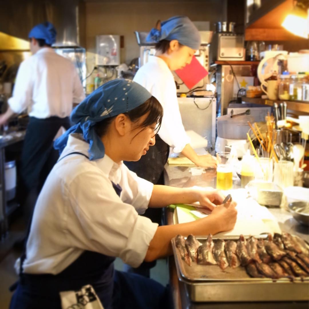 昨夜は捌いたアジの下処理をする店長ミヤザキ…ということで、今日のランチ日替わりはズバリ！「アジフライ」！ワタクシもたべたい！（ついでにビールも！…ってそれはダメ！苦笑）（お）