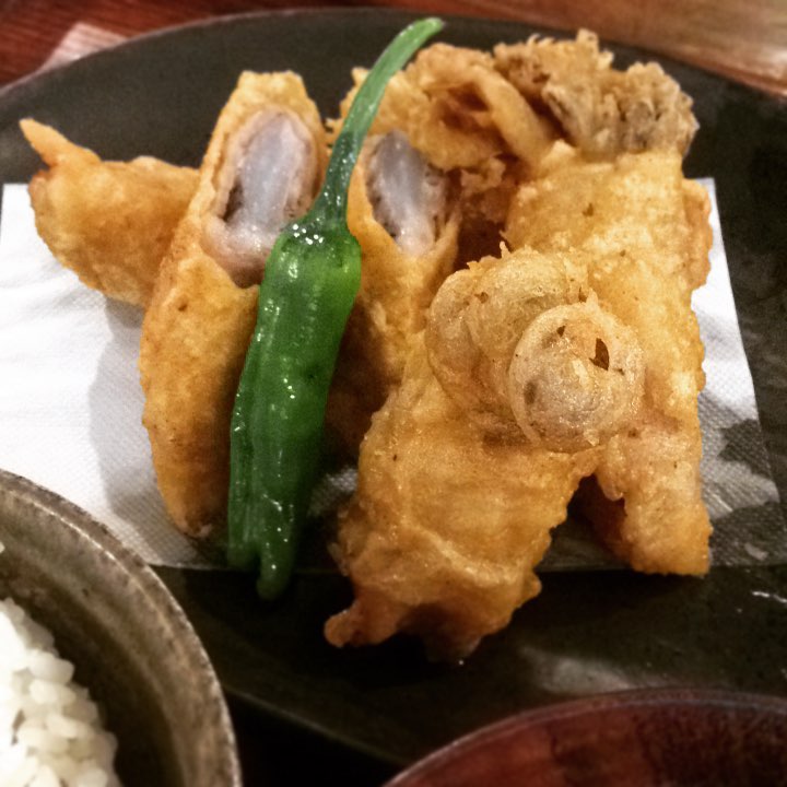 「れんこんときのこの豚肉巻き揚げ」です。きれいなきつね色に揚げてくれました。れんこんがシャキシャキ、噛むほどに甘くて美味しかったです。(うめ)