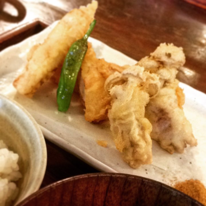 「長芋ときのこの豚巻き揚げ」です。カレー塩で食べるからカラリとした食感が楽しめるこの定食。豚肉で巻いて天ぷらに、この行程は家では作ることがないので、私の中で家庭料理のごちそう感が強いです。(うめ)