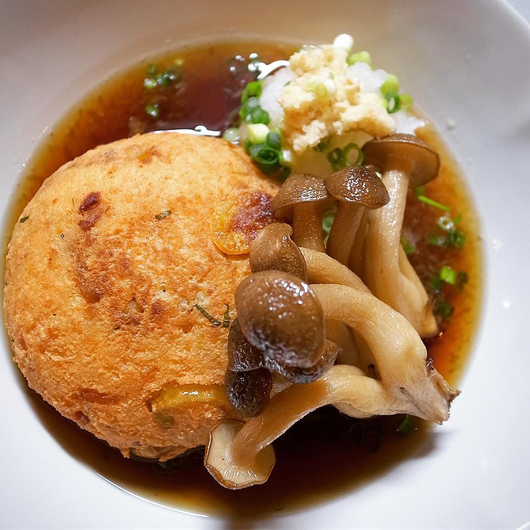 ハイッ！と金曜日の夜！なんだ定番の「がんも・揚げだし」じゃん？…って、見た目はまぁそんなもんですけど（笑）、中には秋の味覚は栗にぎんなん！まさにリッチな秋のがんも！昨夜登場するやいなや大好評！今夜もメニューインです！お見逃しなく！（お）