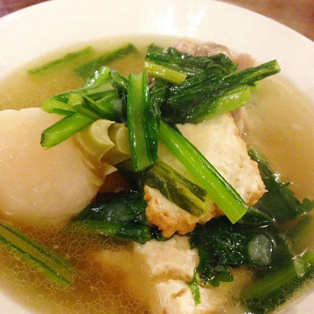今日のまかないは「塩豚と厚揚げ かぶの煮もの定食」です。
豚肉もすぐほぐれてかぶと厚揚げはよく味が染みていて美味しかったです。家でも作れたらなぁと思いながら美味しくいただきました。(い)