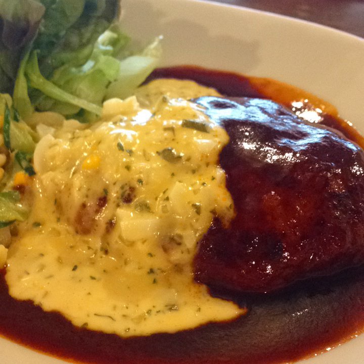 今日のまかないは「ハンバーグ タルタルソース定食」です。
昨日、子供達に新しい弁当箱を買いました。保温がきくヤツです。ワンパターンなお弁当を少しでもおいしく食べてもらおうと思って買ってみました。帰ってきて感想聞くのが楽しみです。(い)