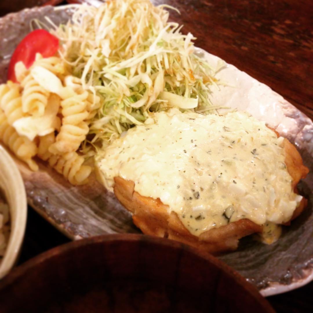 今日のまかないは「甘酢チキンタルタルソース」です。鶏肉が見えないほどのタルタルソース、ありがとうございます。酸味とまろやかなタルタルソースがいい！
そして野菜不足になりがちな日々、このこんもり盛られたキャベツが美味しいです。(うめ)