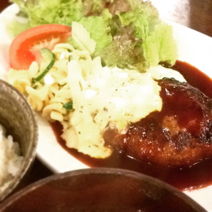 今日は「まかじきのトルコ揚げ」が売り切れのため、ハンバーグタルタルソースです。ソースだけ→タルタル少なめ→タルタルとソースを混ぜて、3段階で楽しみました。自家製タルタルソースのまろやかさが素敵な定食です。ごちそうさまです(うめ)