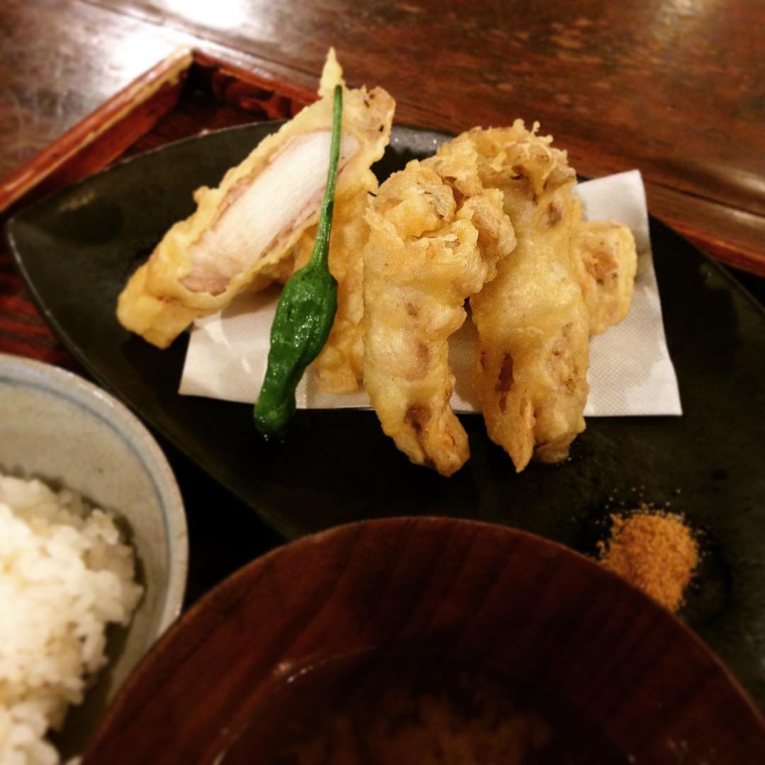 今日のランチメニューではないのですが、好物の「長芋ときのこの豚肉巻き揚げ」作ってもらいました。シャキシャキな長芋がいいんですね。ししとうのツル？が不思議な長さでした。(うめ)
