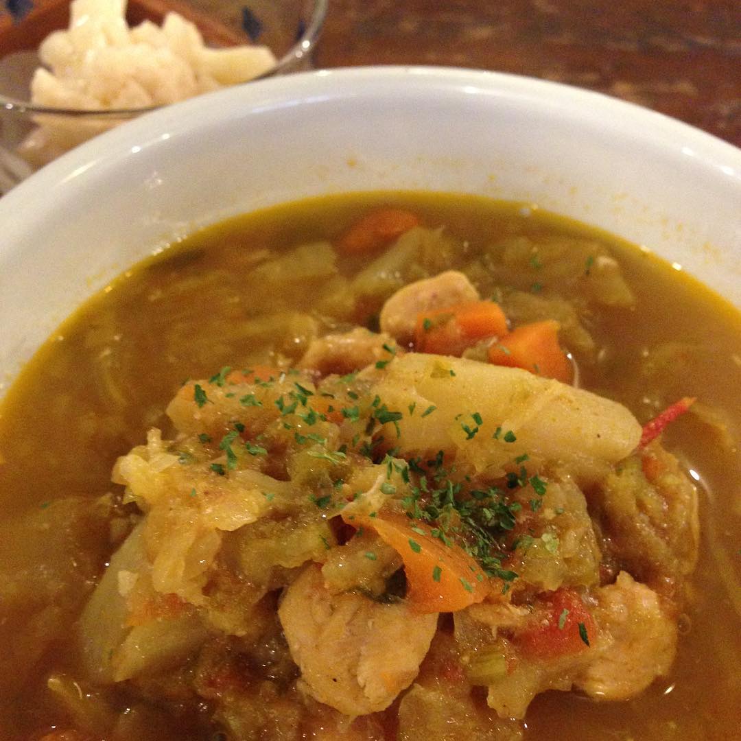 今日のまかないは「手羽元のスパイススープ」です。今日で2回目のスパイススープ。手羽元がすぐにほぐれて食べると溶けちゃう感じです。寒い時季にオススメのスープです。(い)