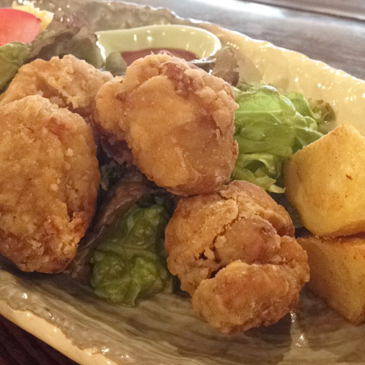 今日のまかないは「鶏のから揚げ ポテトフライ定食」です。昨日から楽しみにしていたから揚げです。今から熱々揚げたていただきます(^｡^)(い)