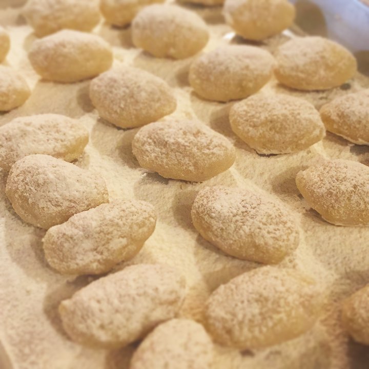 本日から、じゃがたらコロッケがメニューインしますよ！
たらは鱈（タラ）で、タラコではありません！茹でた鱈をほぐして、ふかしたてのジャガイモを潰した中に混ぜ込みます。一口サイズに成形して、小麦粉を振ったところがこちら。これから溶き卵をくぐらせて、パン粉をつけて、揚げるわけです。一口サイズだからツマミにも良いし、オカズにしても食べやすい。ウスターソースを添えますが、そのまま何もつけなくても美味しいですよ！（麻）