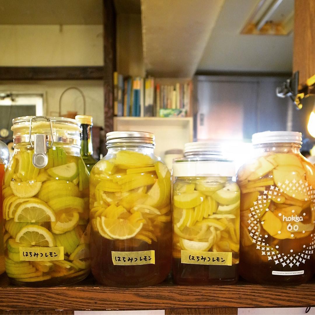 さてさて寒くなって風邪の季節も来てますねと、午後はぬまっちが新たに国産レモンで自家製の「はちみつレモン」を作り足してくれました！先日着けた「はちみつ花梨生姜」も月末年末あたり登場かな〜？楽しみですな！（お）