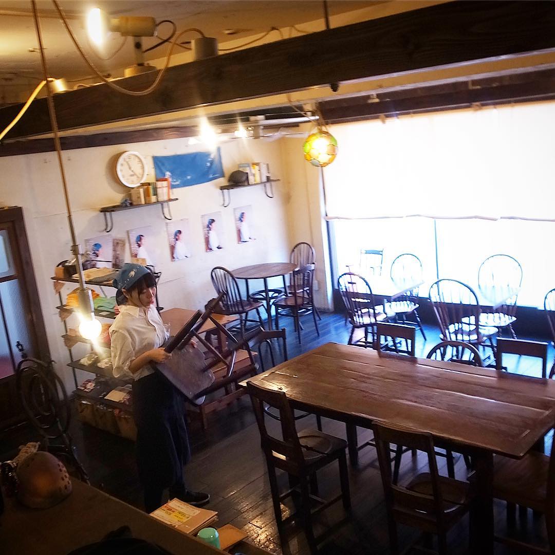 さてといいお天気です！日曜日！と、早番ホールは先日二十歳になったばかりの大学生スタッフのもっちゃん！当店での人生初アルバイトも1年を過ぎ、すっかり慣れて安定の仕事ぶり…今日のランチ日替わりはもっちゃんイチオシの「しそちりめんとんかつ定食」！ぜひ！（お）