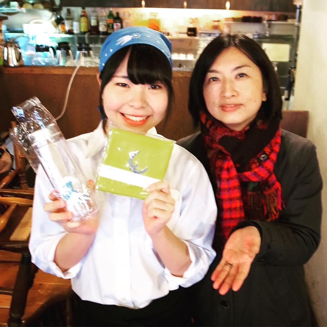 さてと今週は火曜日に祝！二十歳のお誕生日でした！ホール係は大学生スタッフのもっちゃん！ワタクシドモオーナー夫婦からも遅ればせながら小さなプレゼントも…って、そんなもっちゃん、お誕生日当日は逆に今までの感謝も込めてご両親にお花をプレゼントしたそうで、いや、若いのにホントにしっかりしたすてきな女の子です！これからも楽しみにしてますね！おめでとう！（お）