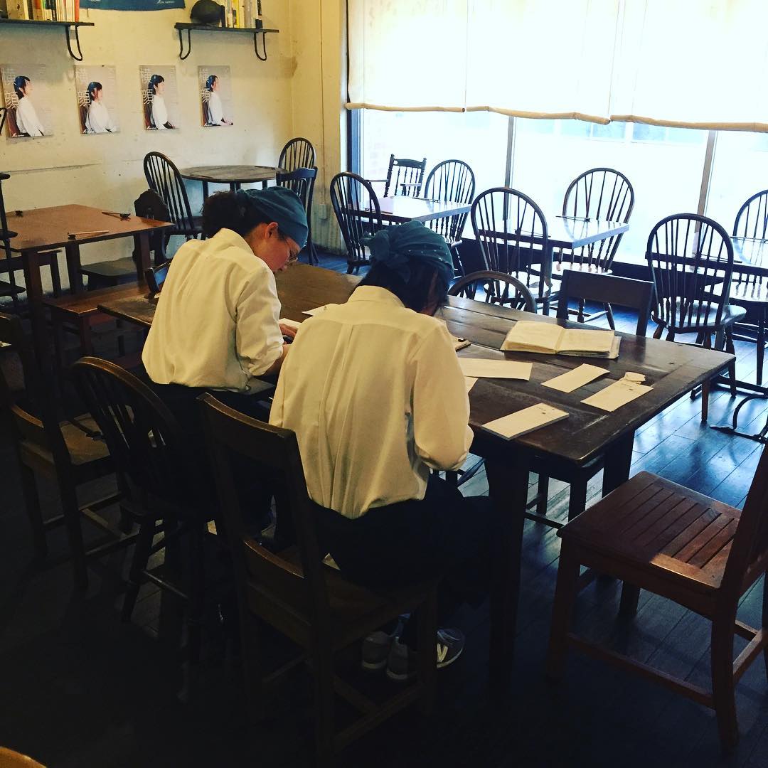 さて、週末はクリスマスウィーク！当店におきましてもご予約限定クリスマスディナーをご用意しております。スタッフは伝票作りや席割り表を作ったり、今から準備に大わらわです。
23日は満席にてご予約を締め切らせていただきますが、24日の21:00以降はまだお席がございます。25日はまだお席に余裕がございますので、ぜひぜひご検討くださいね！（麻）