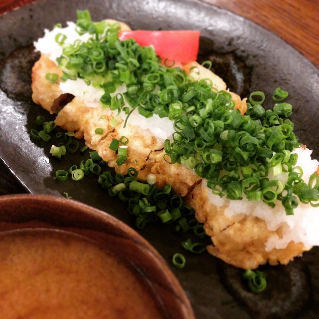 大根おろしとネギがたっぷり「ねぎとん定食」です。揚げ物ながらさっぱり食べられる定食です。最後のお皿に残ったネギとつゆをご飯にかけると美味しいですよ(うめ)