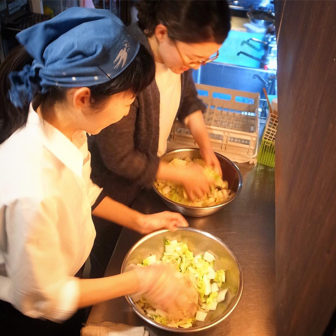 あー12月も半分おしまいですなと、いやみなさんそれぞれ慌ただしくしていらっしゃるでしょうねと…うちももちろん日々みんながしっかりがんばってくれてますよ！ベテランウメさんに白菜のお新香、上手な塩をなじませかた、揉み方を習う南ちゃんです（お）