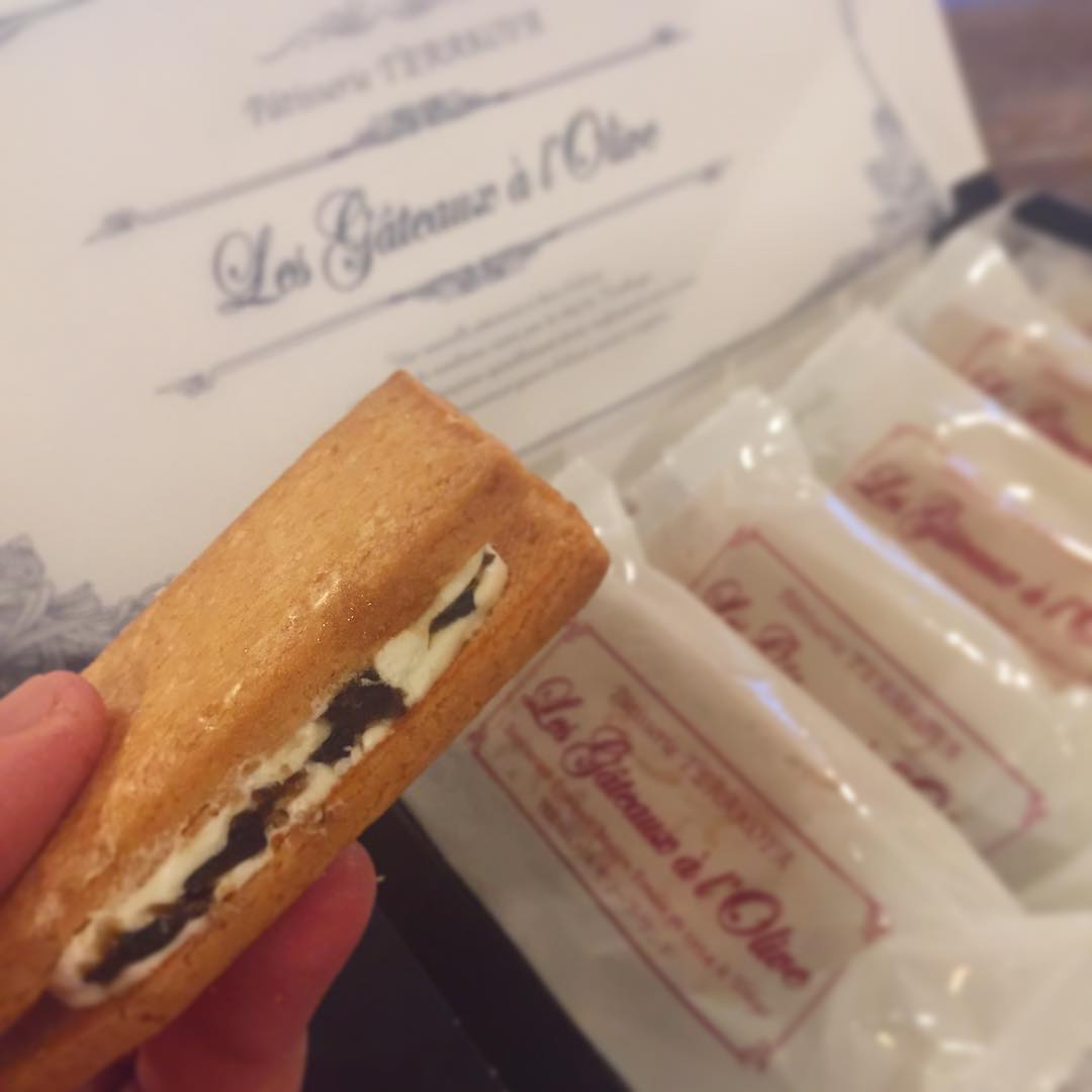 春から調理師専門学校に通い始めたお馴染みのお客様。私たちオーナー夫妻と同世代にして大きな決断、ぜひ頑張ってほしいと応援しておりましたが、めでたくこのたび学校の研修で修行に行った先にて就職が決まったそうです〜！パチパチ。というわけで、修行先の素敵なお店のオリーブ・サンドを、差し入れにいただいてしまいました！ありがたい〜勿体無いーでもすぐ食べます！めっちゃ美味しいです。ありがとうございます！残り少ない学生生活エンジョイして、春からがんばってくださいね！ワタクシも負けずに精進します。（麻）