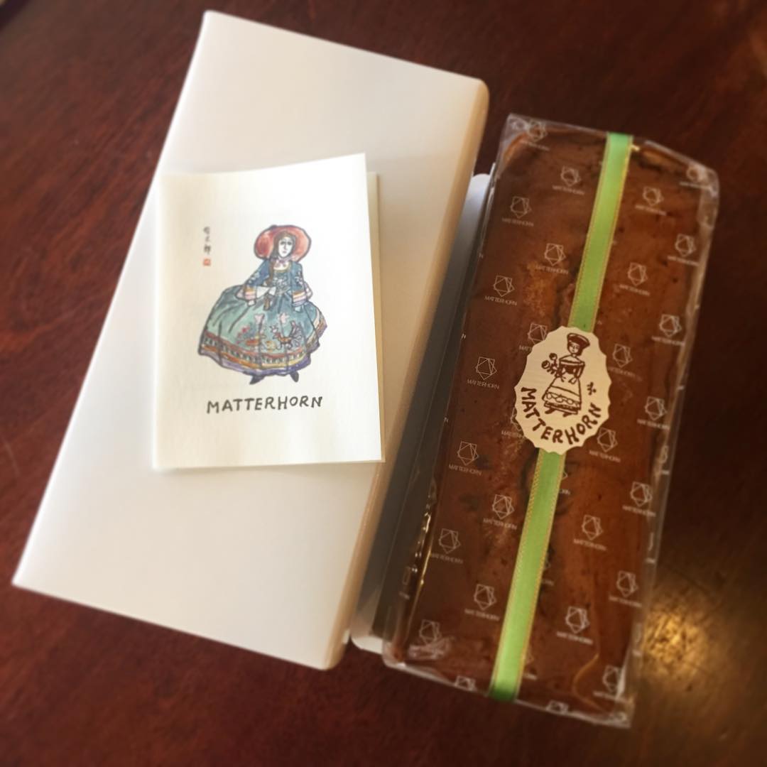 借りてた本を返しにきましたー、と現れた元スタッフ・まあこちゃんが、素敵な差し入れを持ってきてくれましたよ！マッターホーンのパウンドケーキ。バウムクーヘンがクリスマス期間中お休みだったので、パウンドケーキにしました！とのこと。かわいい〜美味しそう〜〜！ありがとうね！共に年末までがんばろう！（麻）