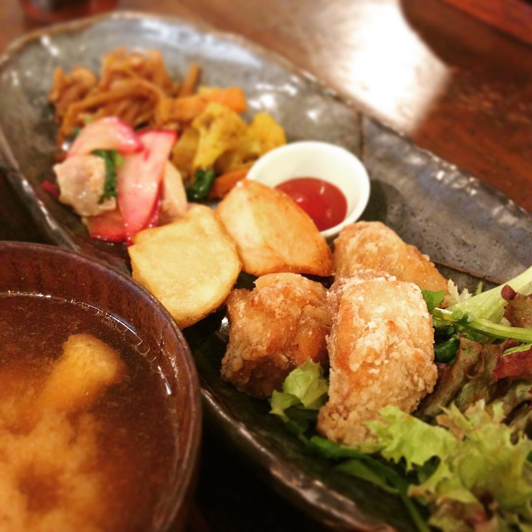 今日のまかないは「ちょこもり唐揚げ」です。ちょこもりはいろんなお惣菜がちょこちょこ食べられる楽しいメニュー。唐揚げがつくとわんぱくメニューになりますね。マリネにサラダもついてバランスが素敵なまかないでした。
(うめ)