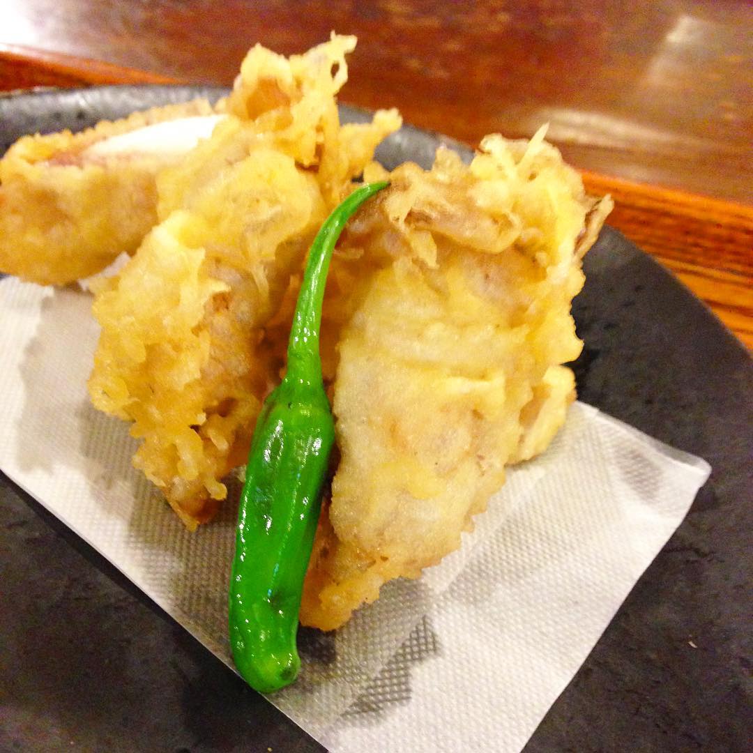 今日のまかないは「長芋ときのこの豚肉巻き揚げ定食」です。長芋がシャキシャキして今日のランチでも大人気のメニューでした。(い)