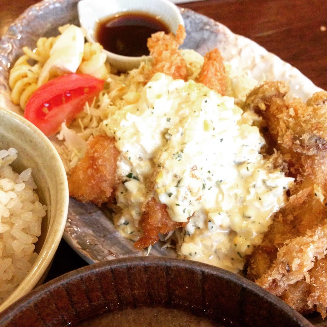 今日は「ハンバーグ&エビフライ定食」が人気なランチタイムでした。ハンバーグはいつもの大きさ、それにエビフライだとかなりなわんぱくメニューですが、女性のお客様もご注文いただきました、ありがとうございます。食べれちゃいますよね^_^(うめ)