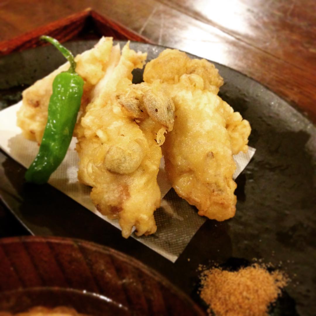 今日は「長芋ときのこの豚肉巻き揚げ定食」です。最近搭乗率が高い定食。定番になってきましたね。外カリカリの中ホクホク、食感が楽しい定食です。(うめ)