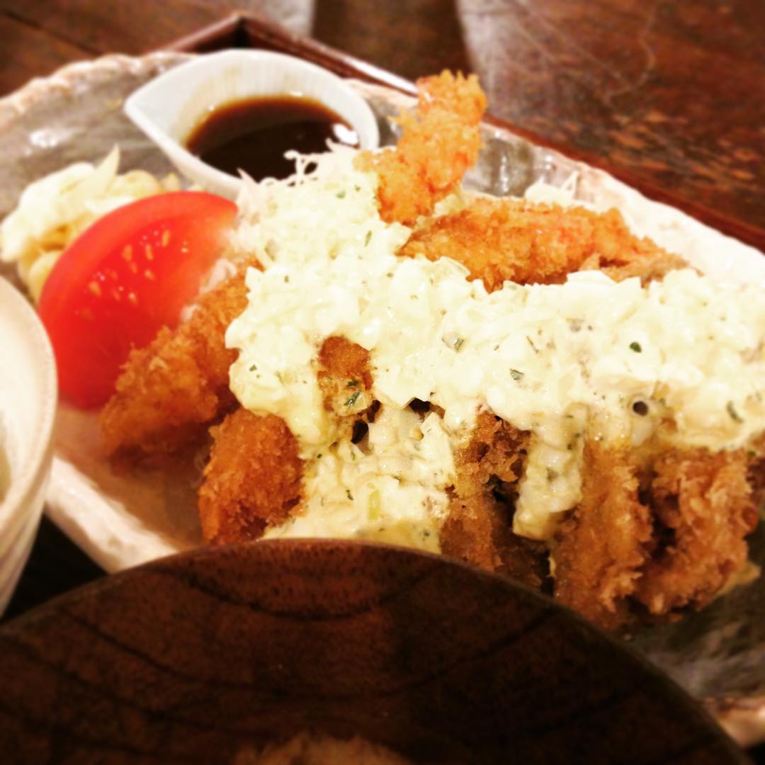 今日のランチは「エビフライときのこのフライタルタルソース定食」でした。たくさんのご来店ありがとうございました。エビフライの底力を感じたランチタイム、みなさんに年末のご挨拶ができて嬉しかったです。一足早く冬休みいただきます、みなさまよいお年をお過ごしください(^^)／~~~(うめ)
