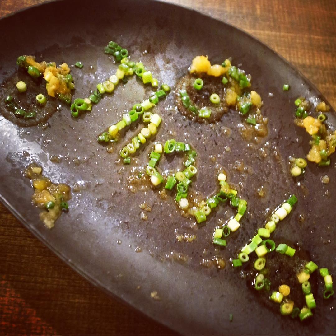 週末土曜の夜はご家族連れのお客さんも多いものでと、今夜ご来店はおなじみのみなさん…中学生は星新一の文庫本を読んでるお兄ちゃん、お気に入りのねぎとんにすてきなメッセージを残してくれました！（笑）お皿の模様に合わせて、二つの顔もまた楽し！ありがとね！（お）